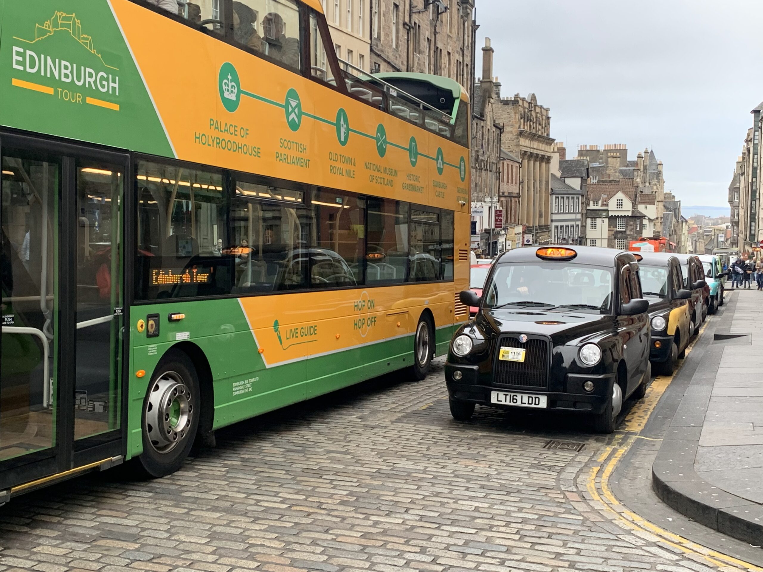 Samochody i autobus na ulicy Wielkiej Brytanii
